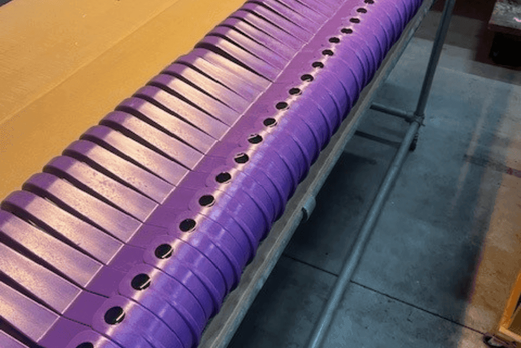 Kunststof huidhaak voor intern transport kalverhuiden